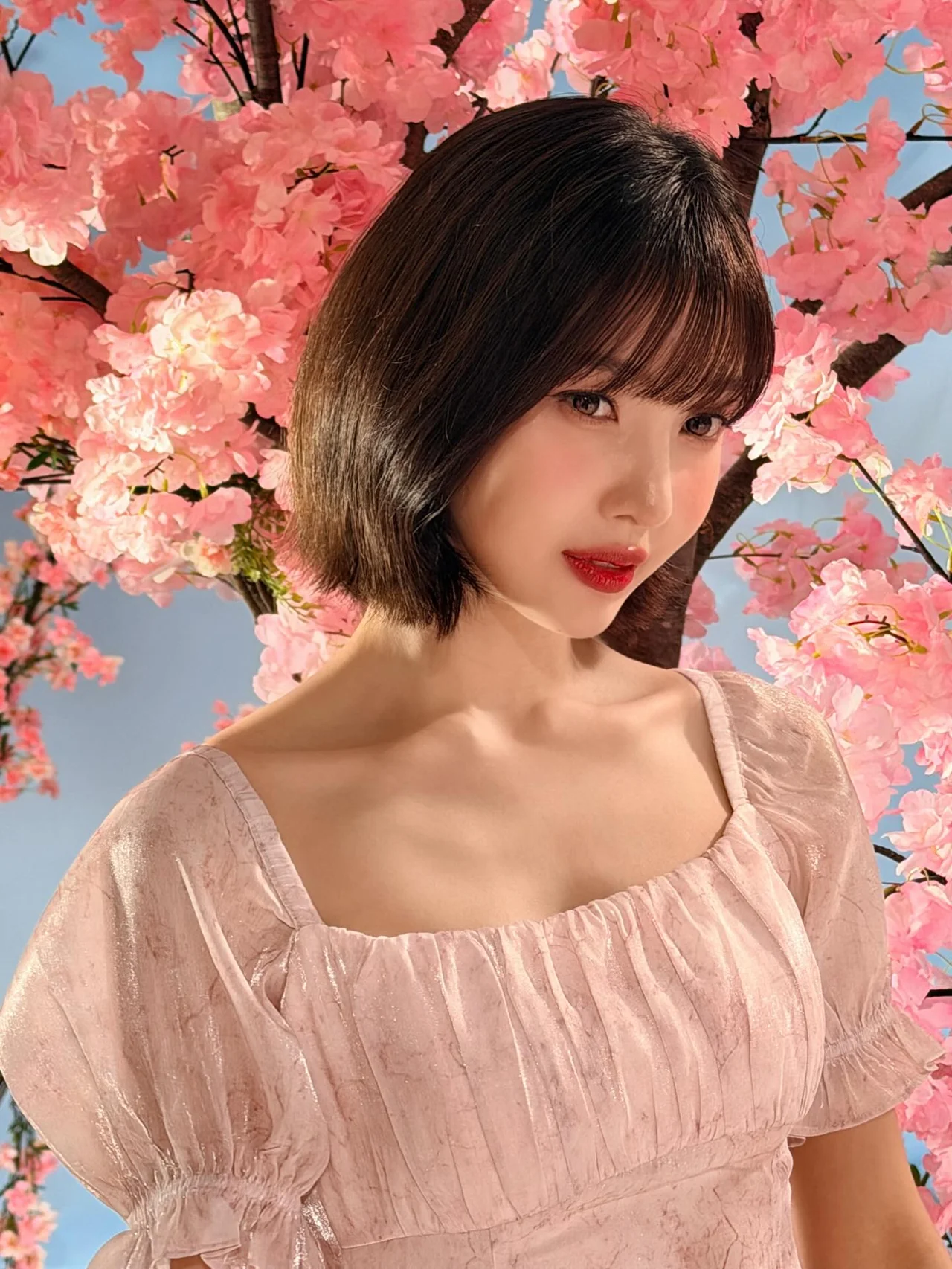 내추럴 단발 헤어 | 핑크 룩과 조화를 이루는 차분하고 세련된 단발 스타일링