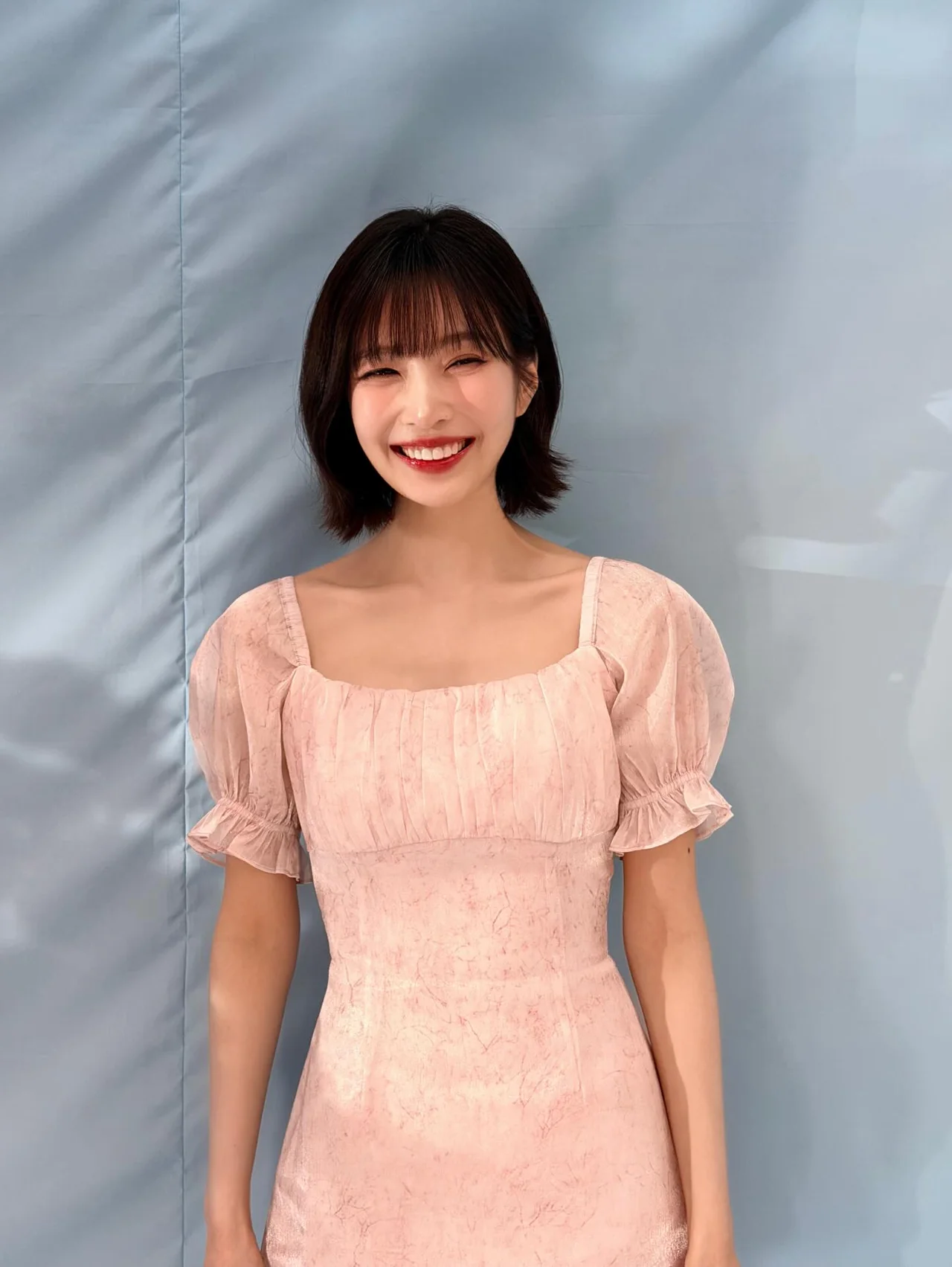 핑크 원피스 | 은은한 텍스처와 슬림한 실루엣이 돋보이는 미니 드레스