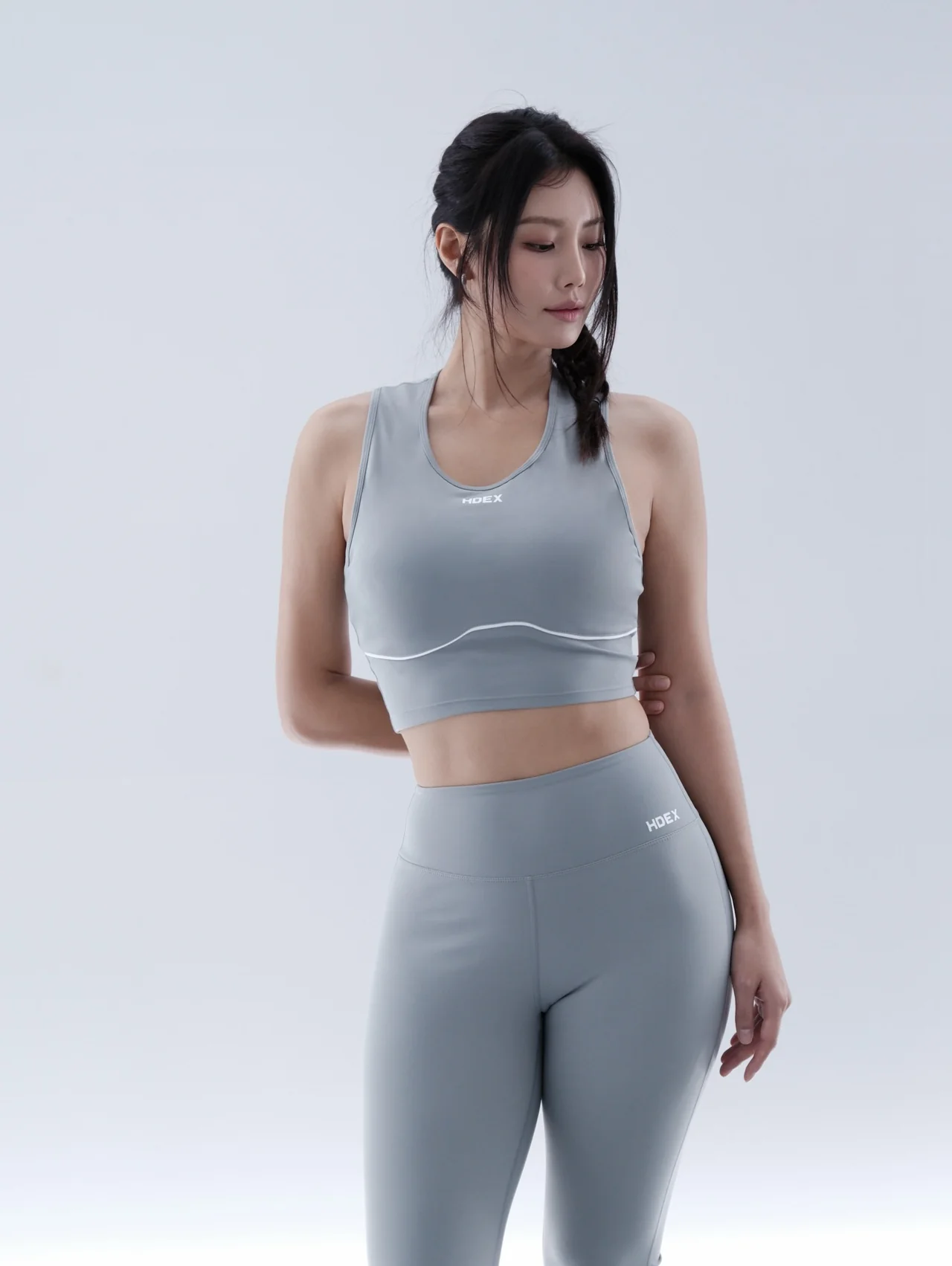 그레이 레깅스 | 하이웨이스트 핏으로 허리 라인을 안정감 있게 잡아주는 애슬레저 룩 /사진=강소연 인스타그램