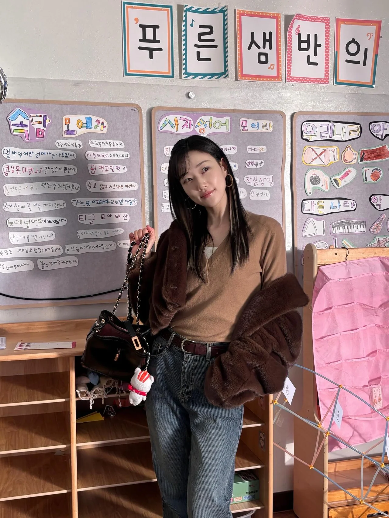 '언더커버 미쓰홍' 촬영장에서 포즈를 취하는 하윤경 | 우아함과 친근함이 공존하는 현장 비하인드 /사진=하윤경 인스타그램