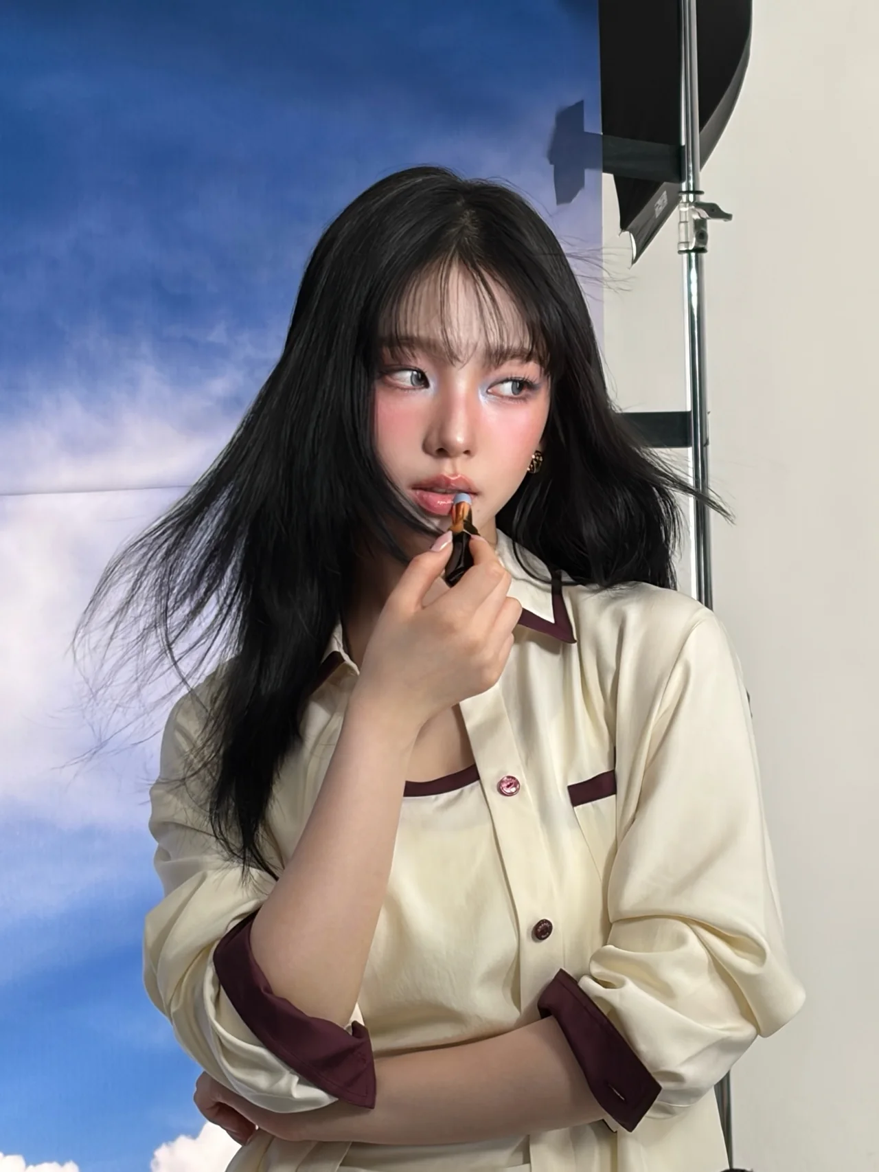 아이시 블루 메이크업 | 눈가에 얹은 블루 포인트와 핑크 립으로 신비로운 뷰티 룩 완성 /사진=카리나 인스타그램