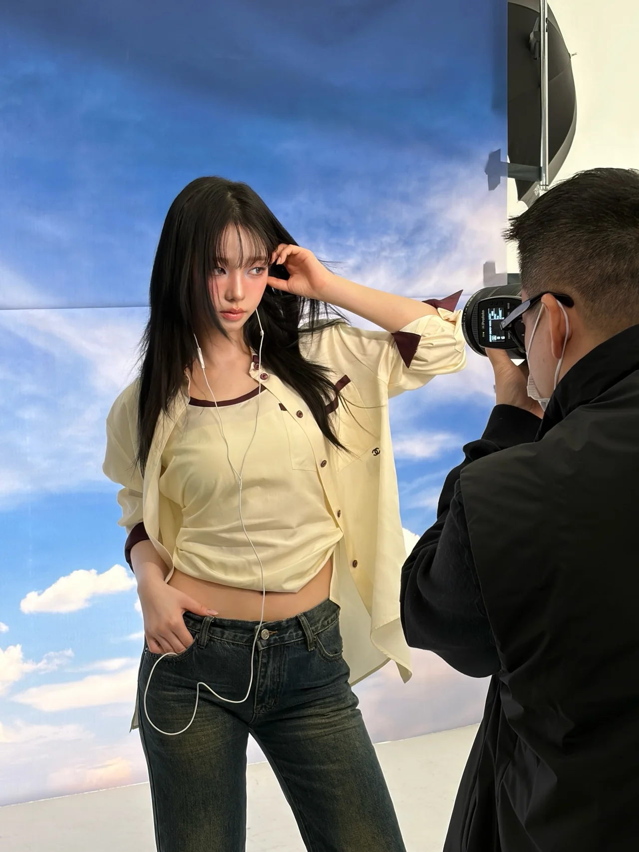 옐로우 셔츠 레이어드 | 루즈한 핏의 셔츠와 데님 팬츠를 매치해 내추럴한 스트릿 룩 연출 /사진=카리나 인스타그램