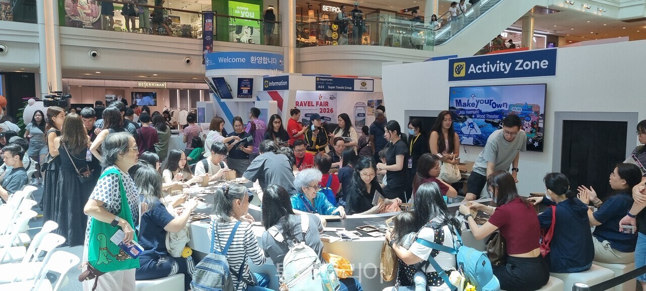 K-컬처 DIY 체험존을 가득 메운 싱가포르 방문객/사진-한국관광공사