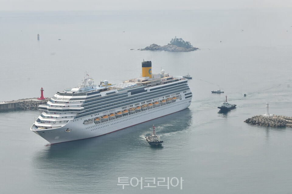 속초항에 입항하는 코스타세레나호/사진=속초시