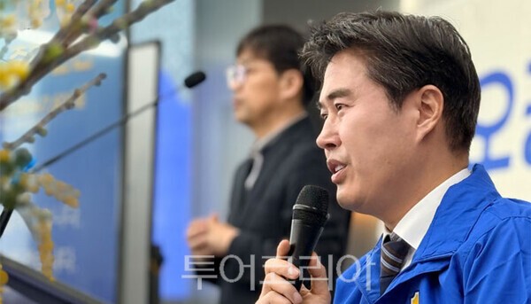 오강현 김포시장 예비후보가 9일 오전 사우동에 위치한 자신의 선거사무소에서 개최한 김포시장 출마 기자회견에서 경제·교통·관광·청년 정책 등 핵심 시정 방향을 제시하고 있다.