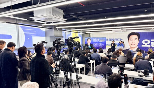 오강현 김포시장 예비후보가 9일 오전 사우동에 위치한 자신의 선거사무소에서 김포시장 출마 기자회견을 열고 있다.