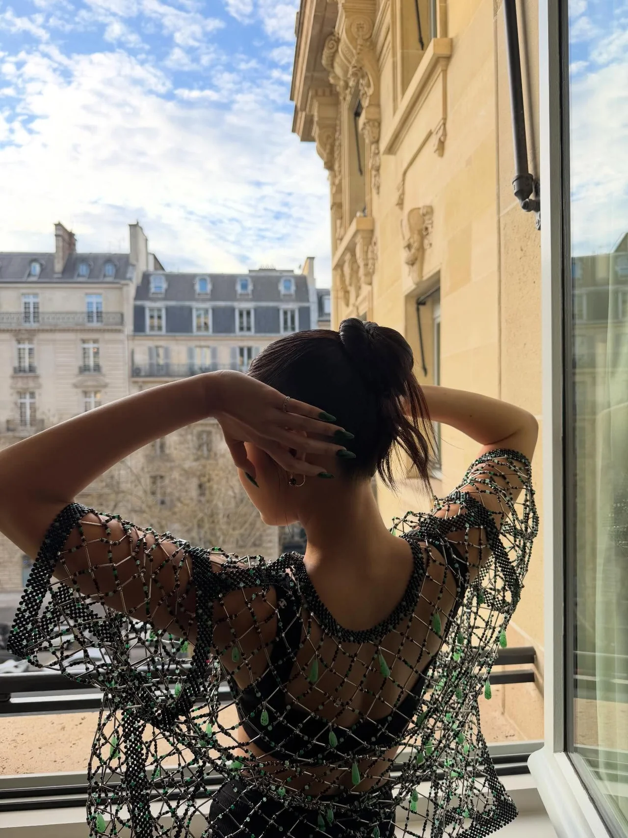 백리스 디테일 | 드레스의 뒷면까지 정교하게 연결된 비즈 네트워크 /사진=제니 인스타그램