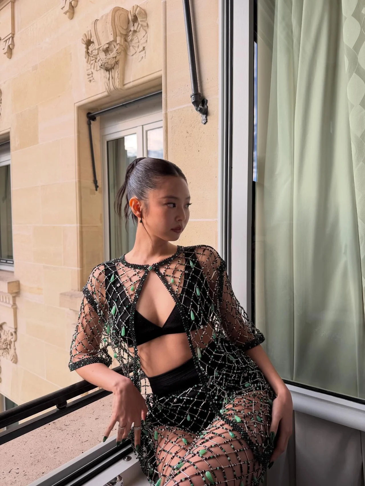 블랙 브라탑 셋업 | 드레스 안으로 비치는 미니멀한 이너로 실루엣 강조 /사진=제니 인스타그램