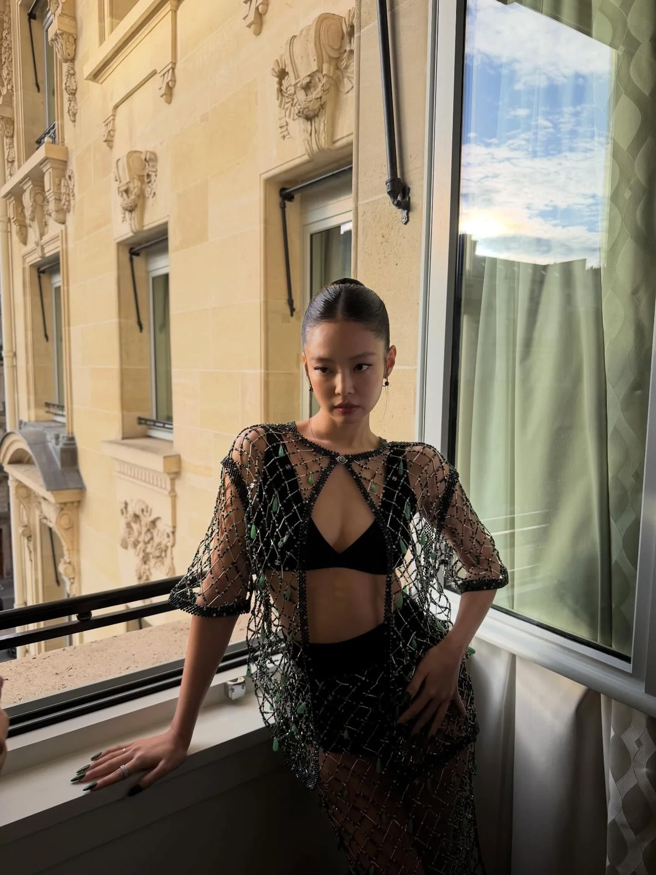 슬릭 번 헤어 | 잔머리 하나 없이 매끈하게 넘겨 이목구비를 강조한 스타일링 /사진=제니 인스타그램