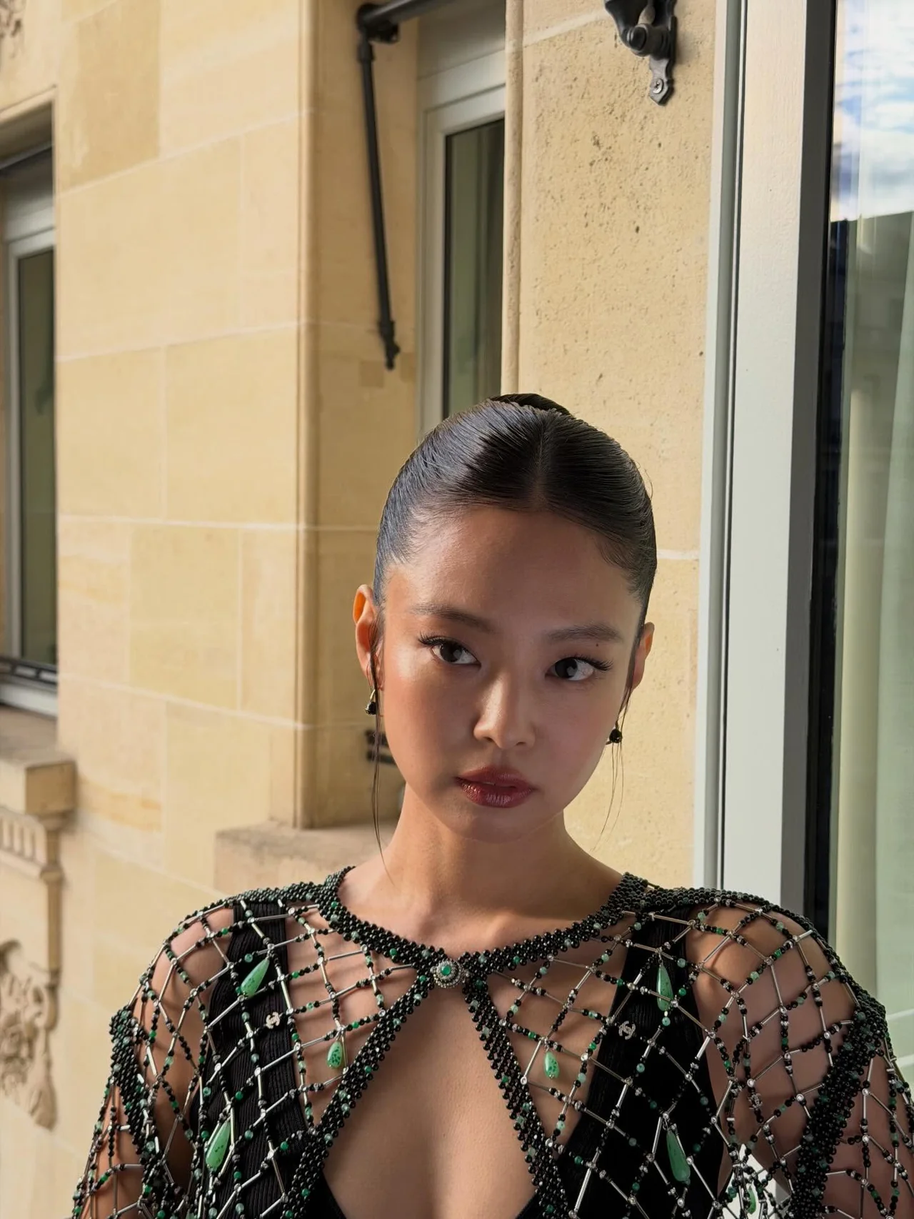 비즈 넷 드레스 | 블랙 비즈와 그린 스톤이 조화로운 샤넬의 커스텀 피스 /사진=제니 인스타그램