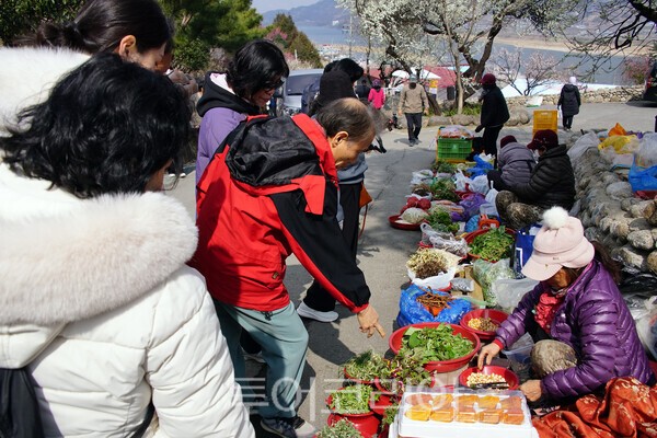 매화마을 입구에서 봄나물을 판매하는 모습 / 사진_투어코리아 유지훈 기자