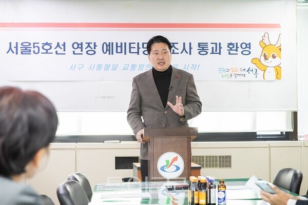 강범석 인천 서구청장이 10일 오후 서구청 브리핑룸에서 기자브리핑을 통해 서울5호선 김포검단 연장사업 예비타당성 조사 통과에 대해 설명하고 있다. / 사진=서구청 제공