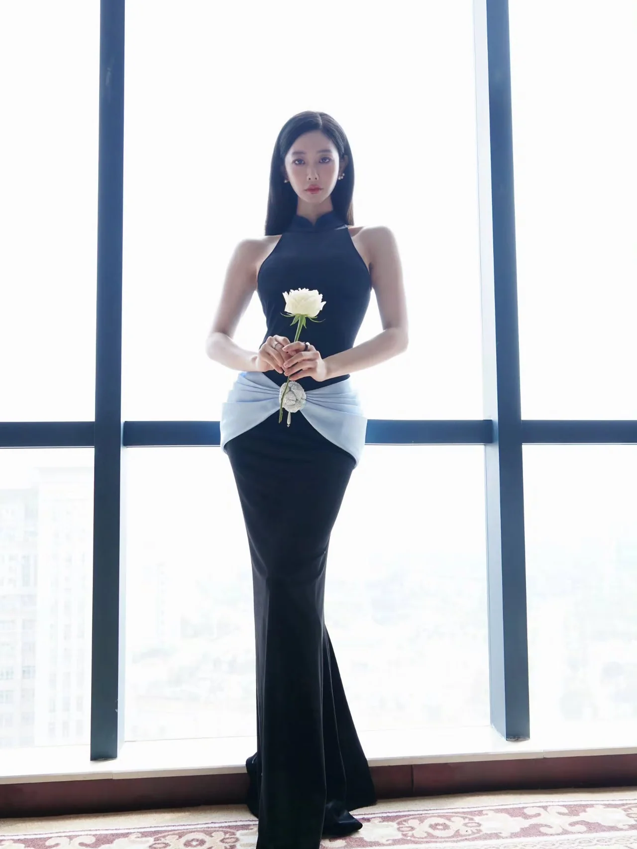 홀터넥 블랙 드레스 | 벨벳 소재의 깊은 블랙 컬러와 화이트 플라워 장식이 우아함을 극대화한다 /사진=클라라 인스타그램