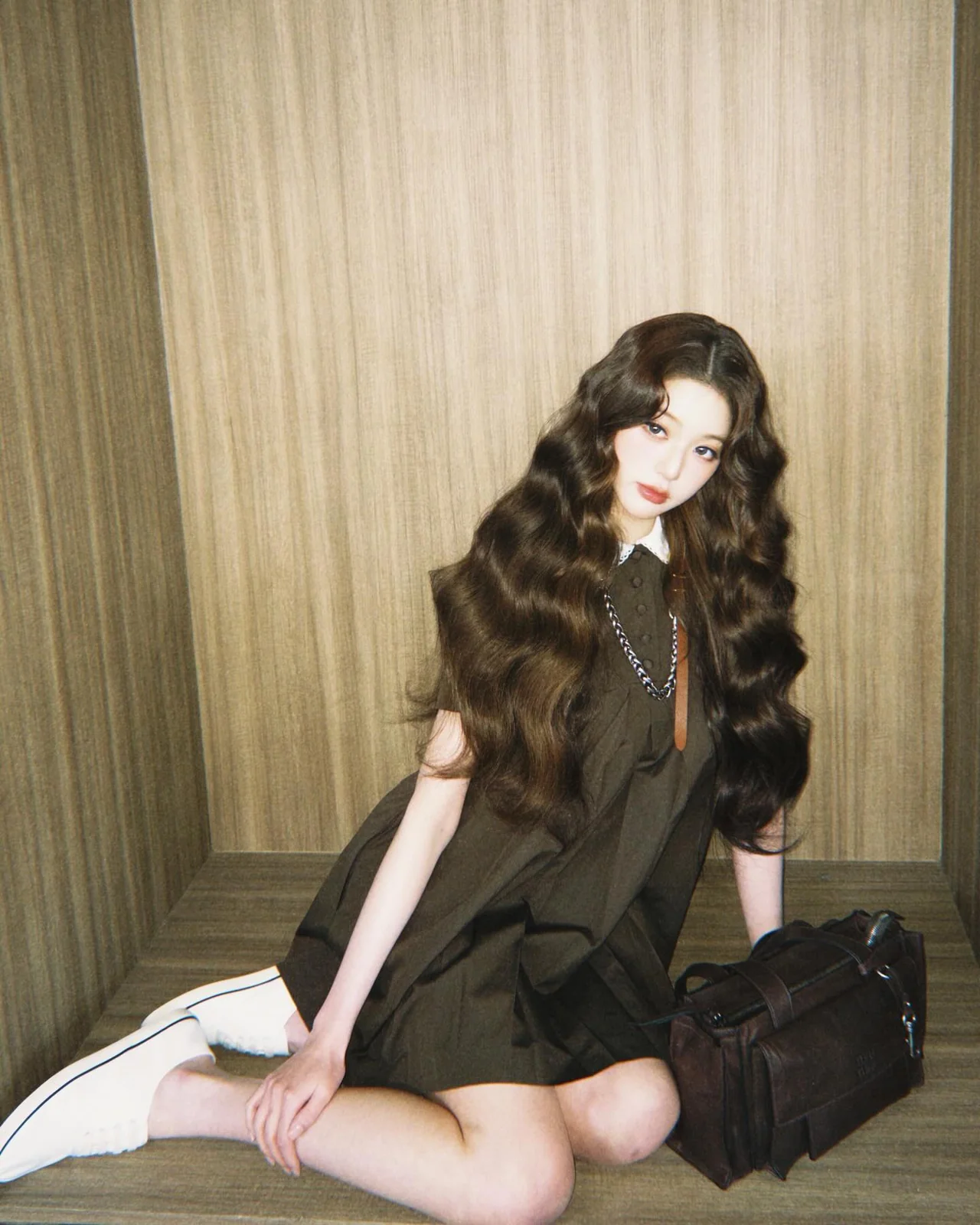 브라운 미니 드레스 | 화이트 레이스 칼라와 실버 체인으로 완성한 장원영의 올드머니 룩 /사진=장원영 인스타그램