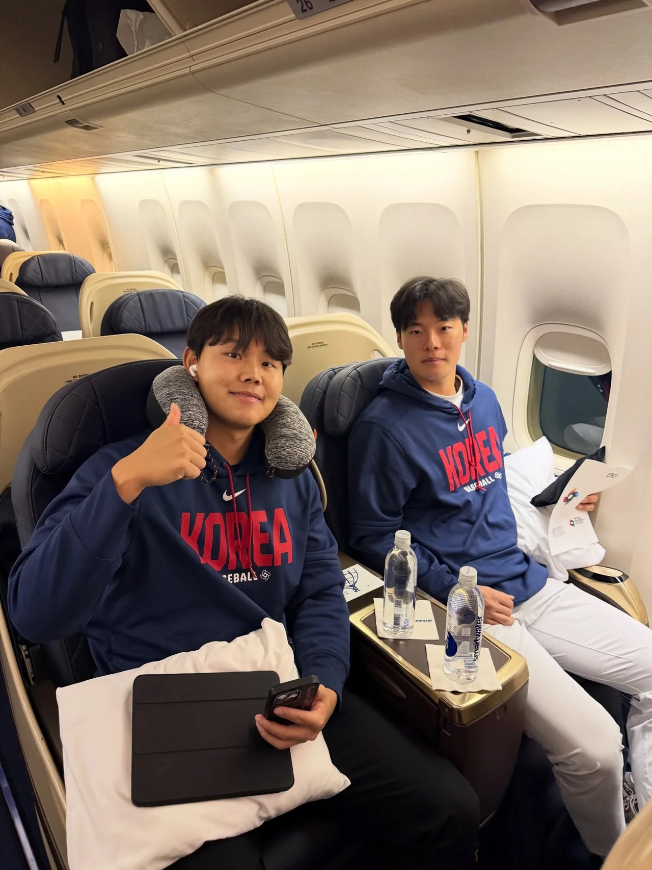 브이 포즈를 취하며 카메라를 응시하는 선수 | 기내를 밝히는 훈훈한 비주얼과 국가대표의 품격 /사진=KBO 공식 SNS