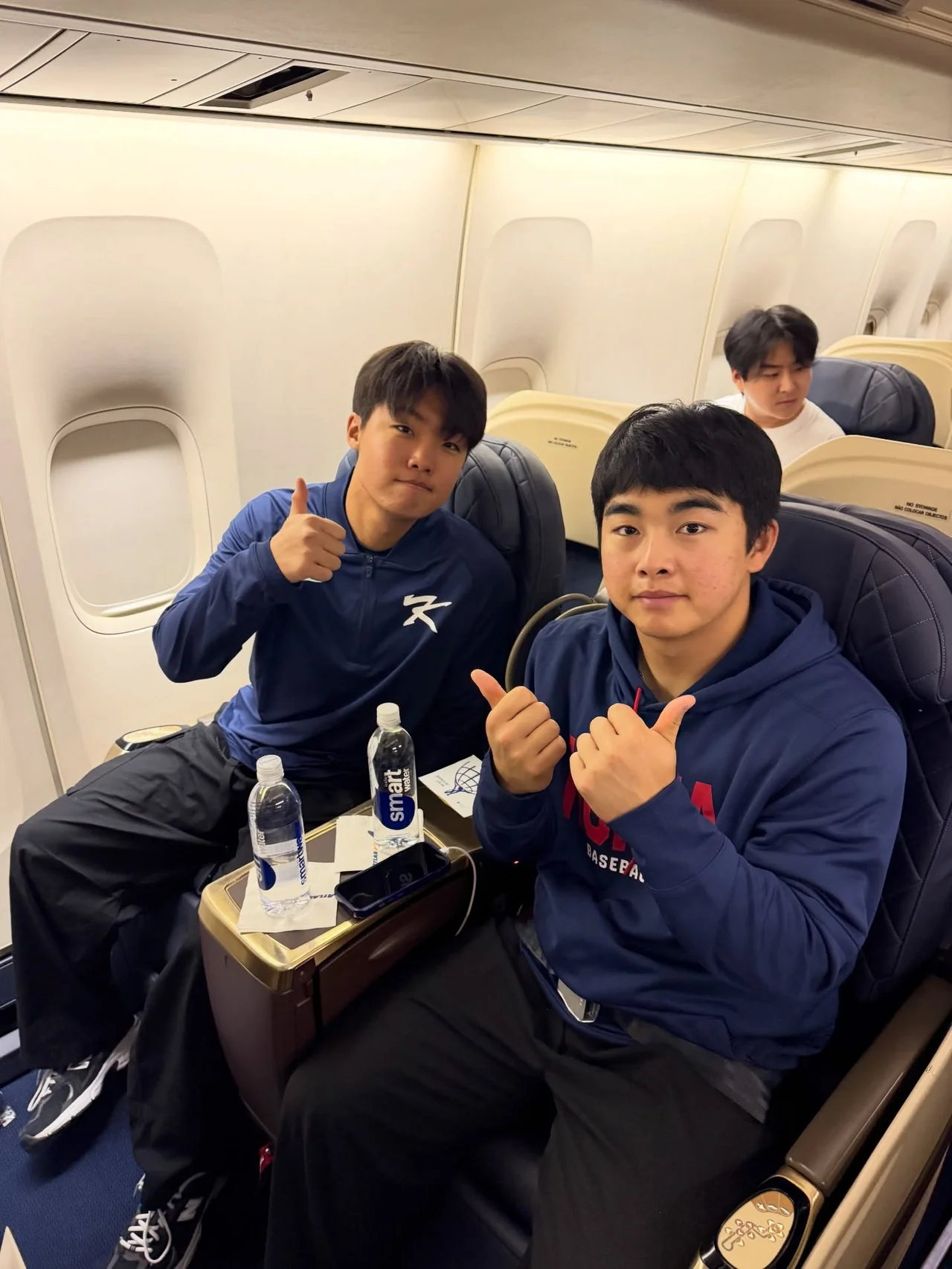 기내에서 밝은 미소를 짓고 있는 국가대표 선수들 | 승리를 향한 기분 좋은 출발, 마이애미행 전세기의 여유 /사진=KBO 공식 SNS