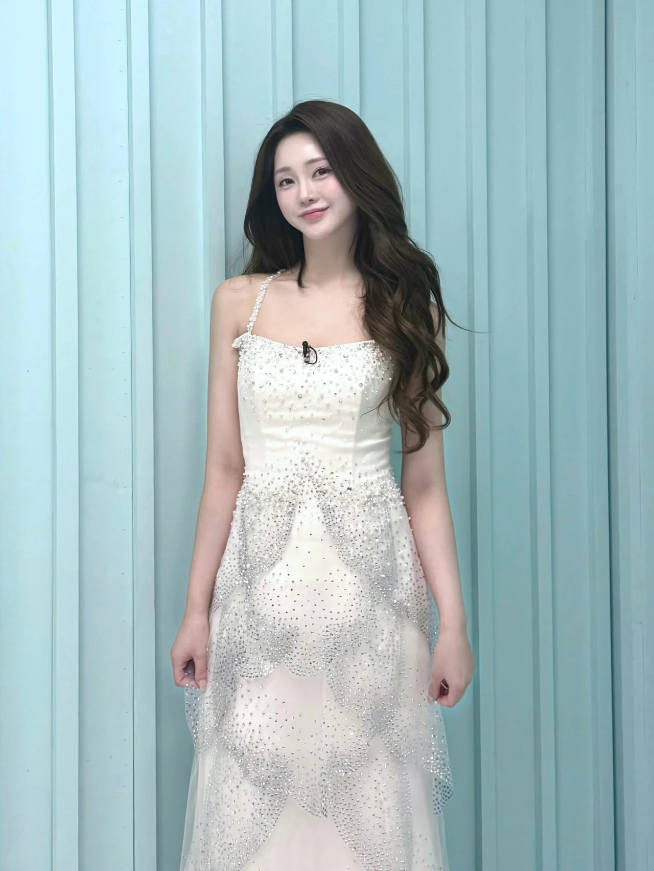 홍지윤이 화려한 비즈 드레스를 입고 우아한 자태를 뽐내고 있다 | 눈부신 비주얼만큼이나 빛나는 기부 소식 /사진=홍지윤 인스타그램