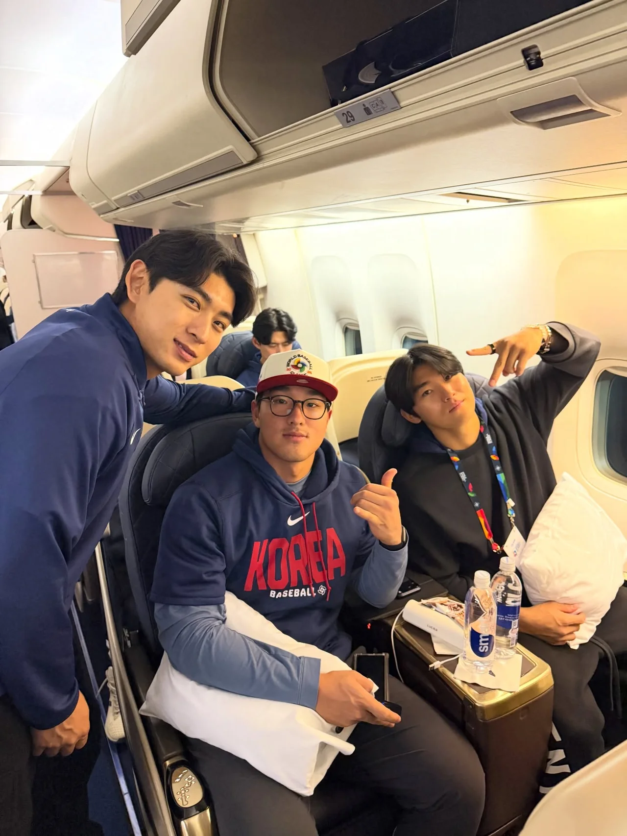 동료들과 함께 포즈를 취하고 있는 이정후 | '원팀'으로 뭉친 태극전사들, 마이애미 접수 준비 완료 /사진=KBO 공식 SNS