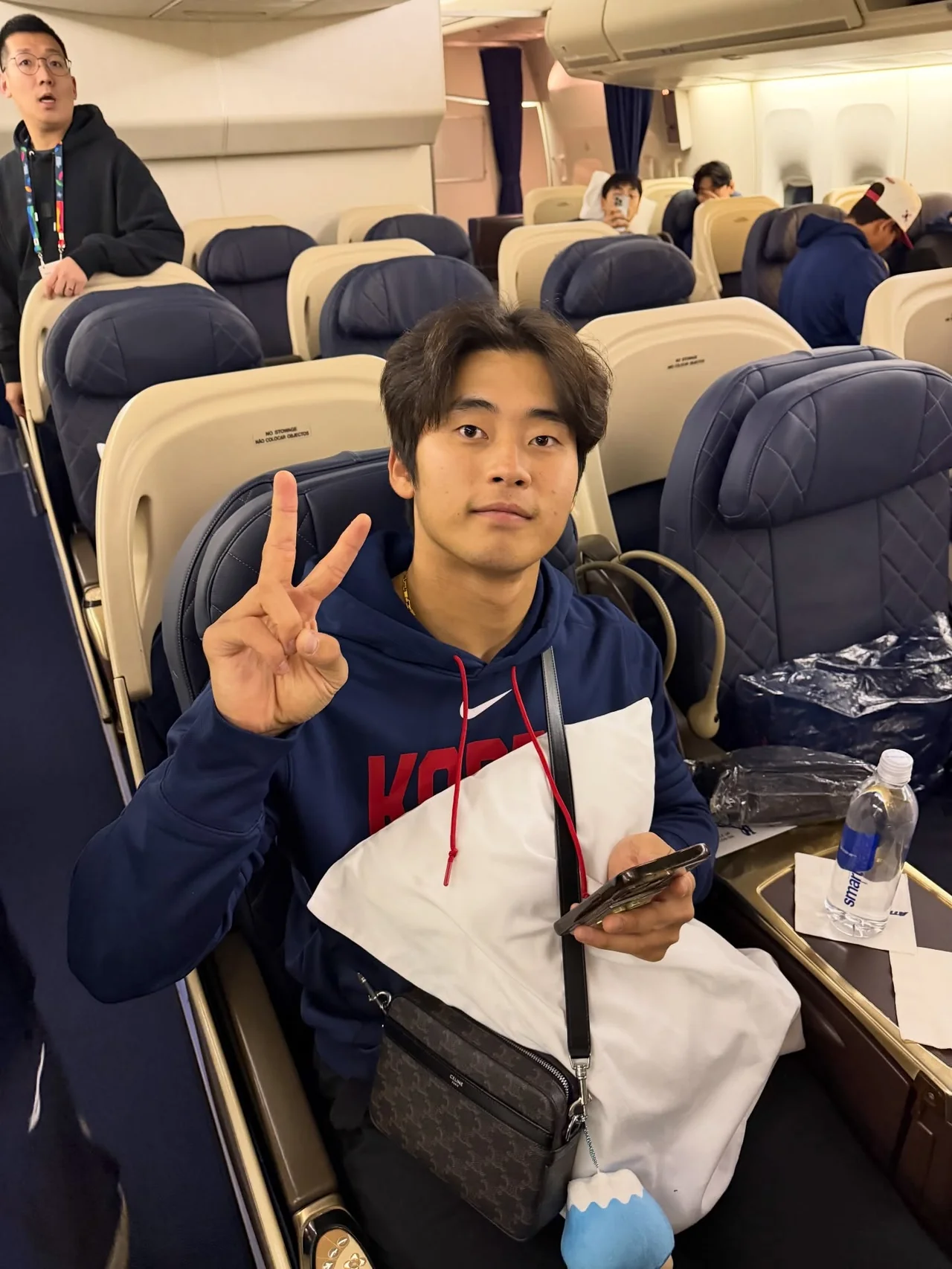 엄지 척 포즈로 자신감을 내비치는 태극전사들 | 17년 만의 특별한 비행, 컨디션은 이미 최고조 /사진=KBO 공식 SNS