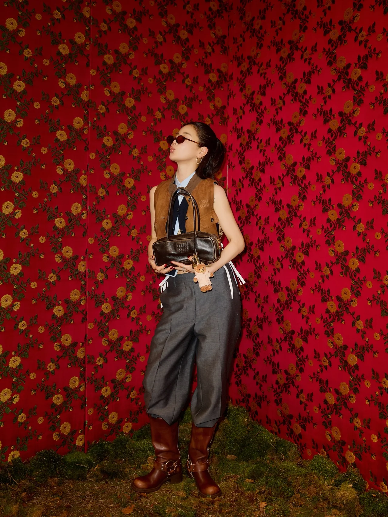 브라운 스웨이드 베스트 | 미우미우 로고가 각인된 레이어드의 핵심 아이템, 워크웨어 무드를 완성 /사진=기은세 인스타그램