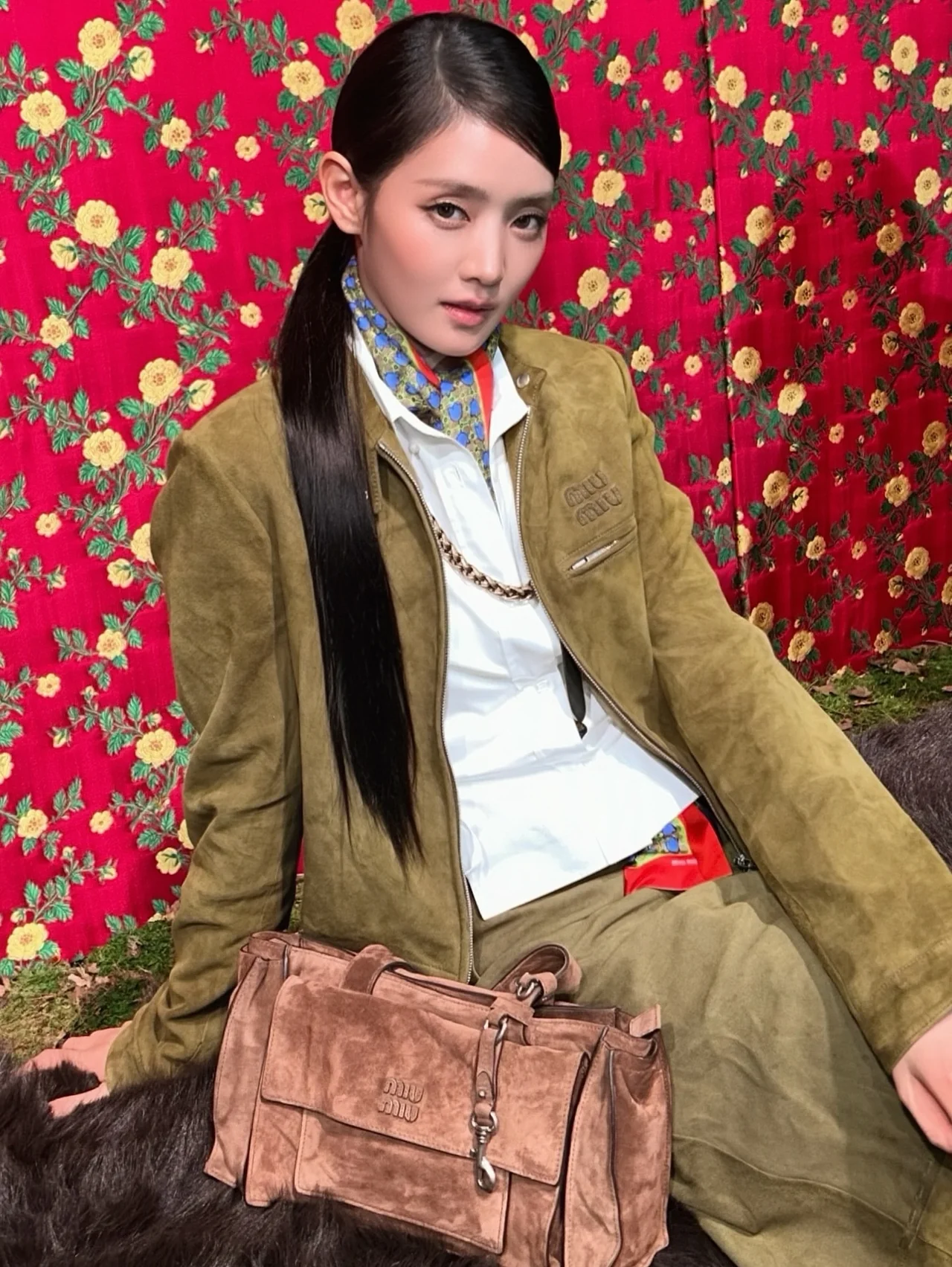 스웨이드 재킷 | 크롭한 기장감으로 비율을 살린 카키 브라운 스웨이드 아우터 /사진=아이들 민니 인스타그램