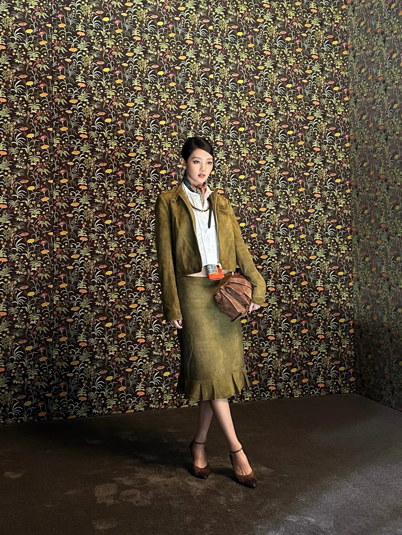 디테일 컷 | 로고 자수와 체인 액세서리가 돋보이는 상반신 클로즈업 /사진=아이들 민니 인스타그램