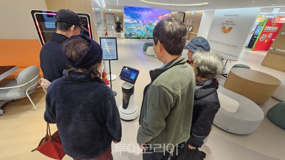 로봇도슨트의 안내를 받고있는 모습/사진=서울시