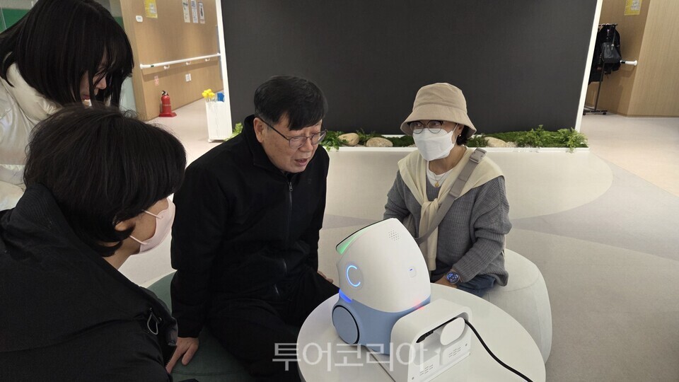 정서로봇과 대화하는 모습/사진=서울시