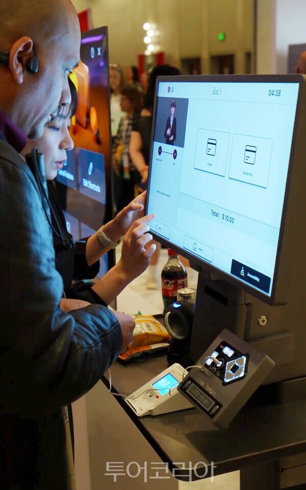 전시장을 찾은 고객이 수어안내가 적용된 키오스크를 살펴보고 있는 모습. /사진-LG전자