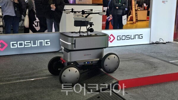 고성엔지니어링 모베드가 장애물 극복 주행을 하고있다/투어코리아뉴스 김경남 기자