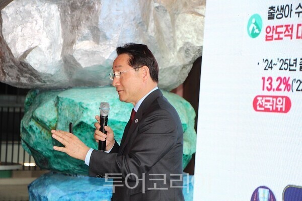 유정복 인천시장이 12일 중구 상상플랫폼에서 열린 인하특강 ‘인천의 꿈, 인하의 꿈, 대한민국의 미래’에서 인하대 학생들에게 특강을 하고 있다. 2026.03.12. / 투어코리아 이창호 기자