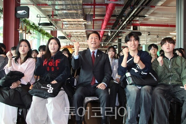 유정복 인천시장이 12일 중구 상상플랫폼에서 열린 인하특강 ‘인천의 꿈, 인하의 꿈, 대한민국의 미래’에서 인하대 학생들에게 특강을 마치고 참여 학생들과 기념촬영을 하고 있다. 2026.03.12. / 투어코리아 이창호 기자