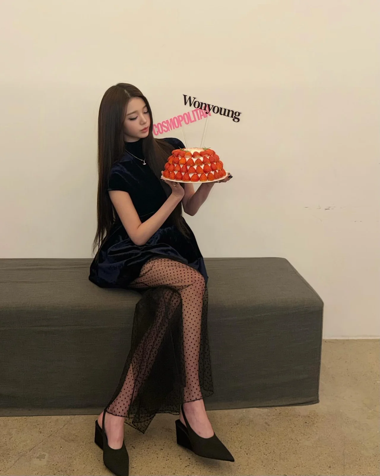 퍼 아우터 | 풍성한 텍스처와 다크한 컬러감이 조화로운 럭셔리 아우터