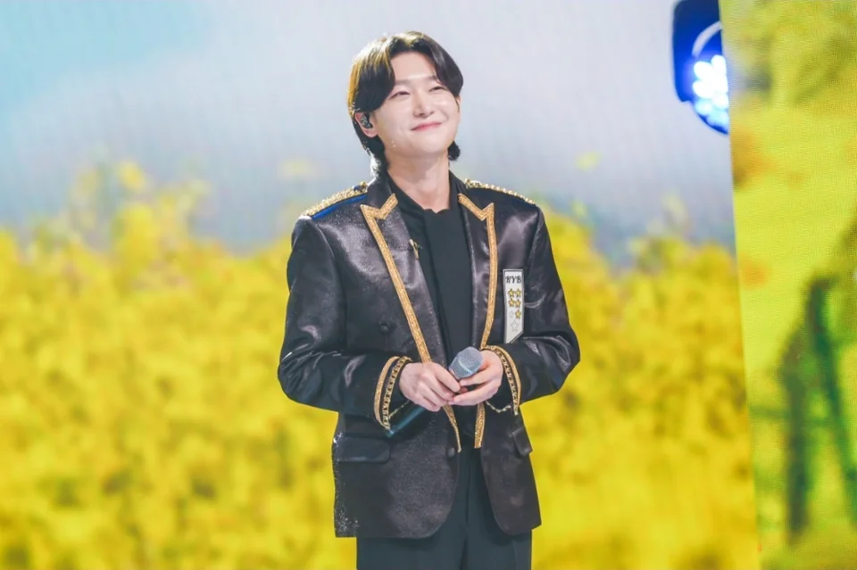 금색 트리밍 새틴 재킷으로 레트로 무대 감성을 완성한 김용빈
/사진=TV CHOSUN '금타는 금요일'