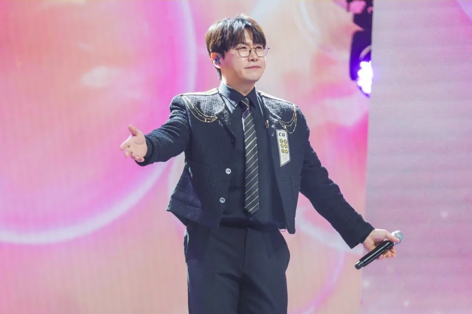 숄더 체인 장식 수트에 스트라이프 타이로 포인트를 준 춘길
/사진=TV CHOSUN '금타는 금요일'