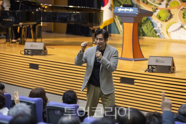 배우 겸 소설가 차인표 작가가 강연을 하고 있다./사진-김교환 기자