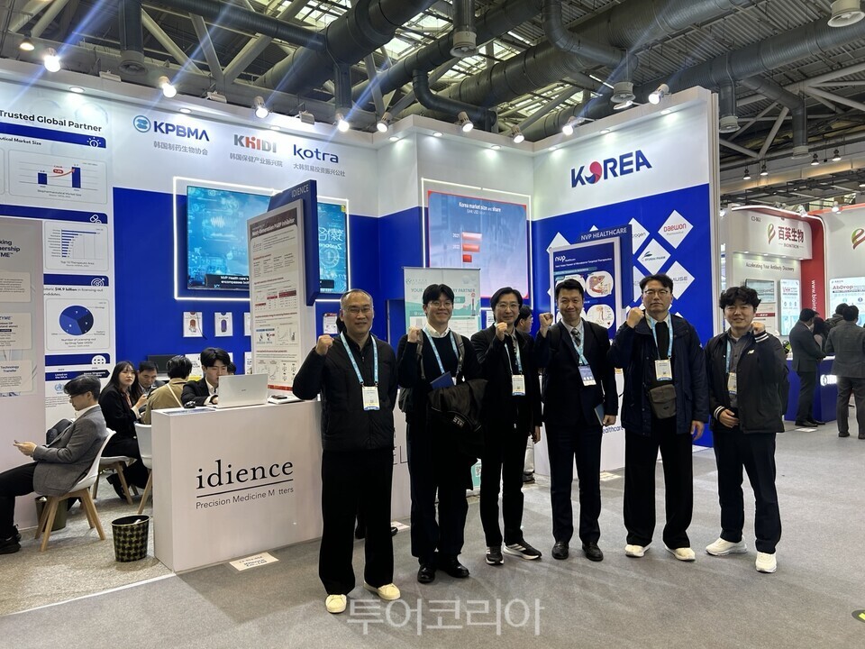 시흥시 관계자들이  12~14일 중국에서 열리는 '2026 바이오 차이나'에 참가해 바이오 특화단지의 투자 협력 활동과 주요 포럼에 참여하면서 국제 산업동향을 파악하고 있다./사진 =시흥시