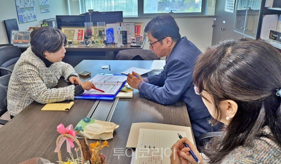 12일 정경자 경기도의원(왼쪽)이 경기도 복지정책과장, 담당 팀장과 11일부터 1차 신청 접수를 시작한 ‘경기 극저신용대출 2.0’ 사업 운영 현황과 관리 체계에 대해 논의고 있다./사진=경기도의회