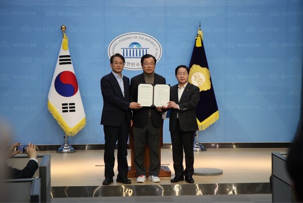 ▲ 공동 서명한 건의문을 들고 기념 촬영 중인 주광덕 남양주시장(우측)