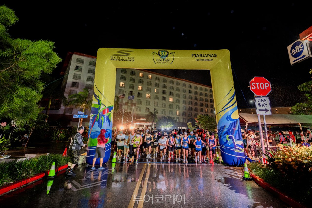 새벽 시간 사이판 가라판 크라운 플라자 리조트 앞에서 ‘사이판 마라톤 2026’ 참가자들이 레이스를 시작하고 있다./ 사진- 마리아나관광청
