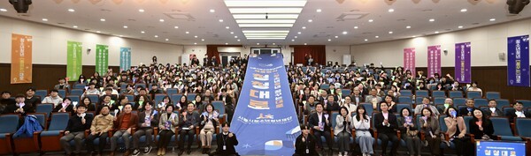 14ㅇ리 시흥시청소년청년재단 출범식을 가진 뒤 참가자들이 기념 촬영을 하고 있다./사진 =시흥시