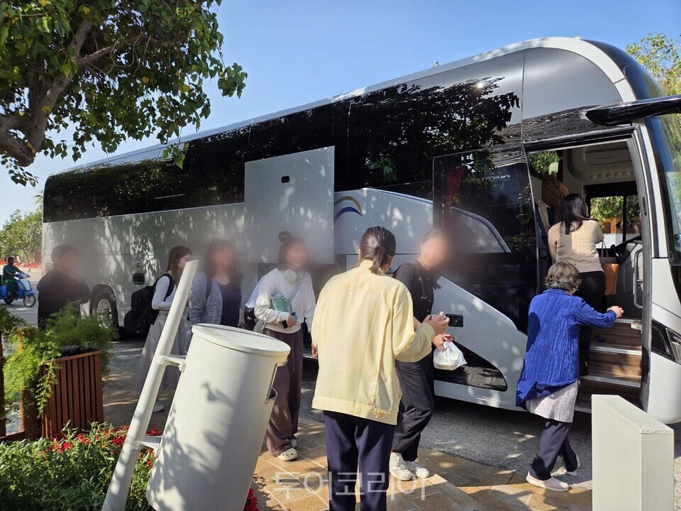 귀국 수송기를 타기 위해 공항으로 가는 버스에 탑승하는 교민들/사진=외교부