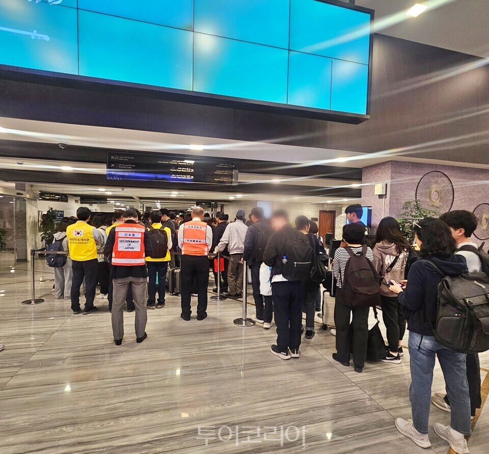 리야드 공항 에서 출국 수속을 밟는 교민들/사진=외교부