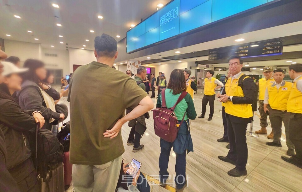 리야드 공항에서 출국을 기다리는 교민들/사진=외교부