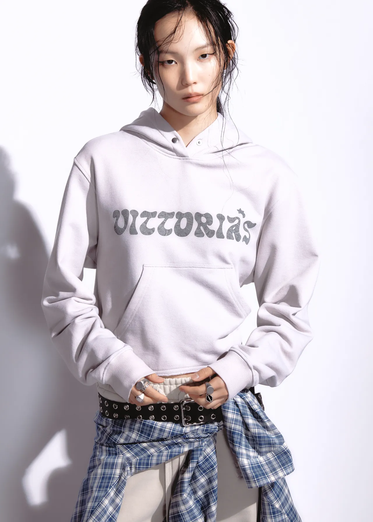 라벤더 후드티에 체크 셔츠 허리 묶기로 완성한 스트리트 스타일링
/사진=보브(Voice of Voices)