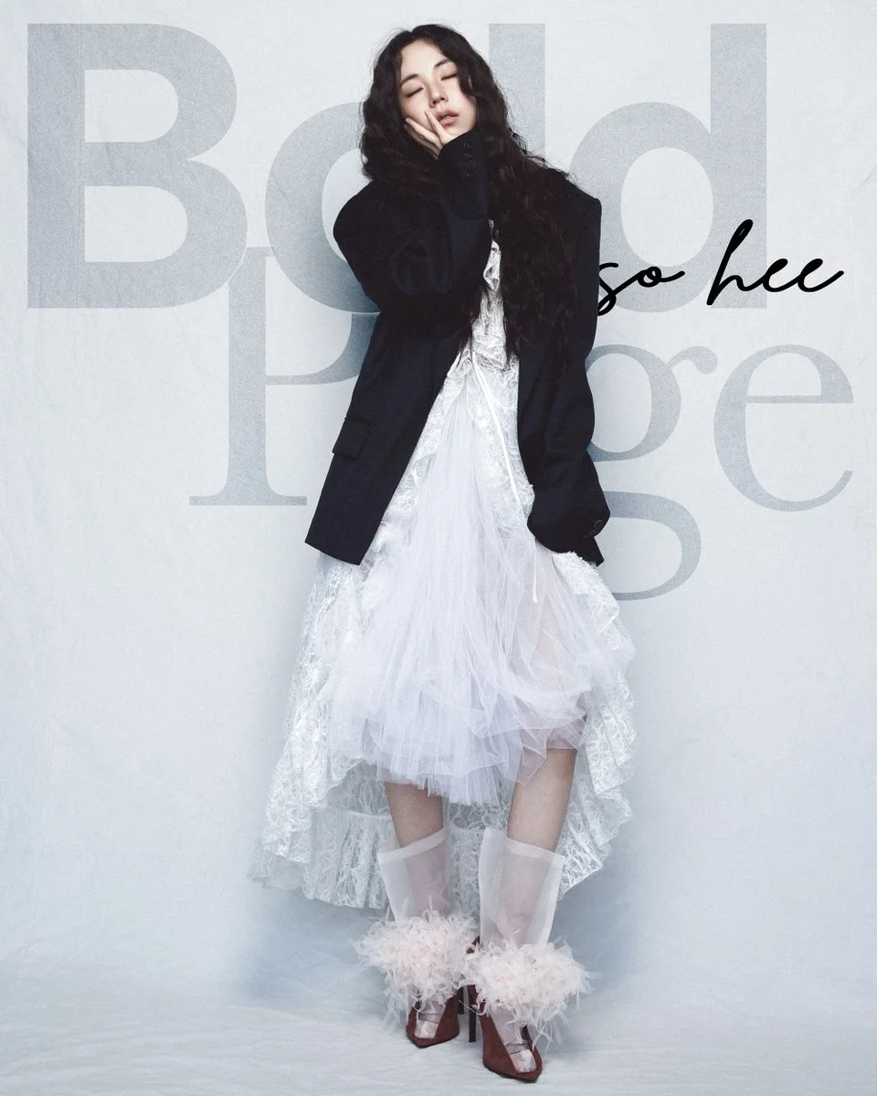 블랙 블레이저에 레이스 드레스, 오간자 덧신까지 더한 안소희의 레이어링 스타일링
/사진=볼드페이지(BoldPage)