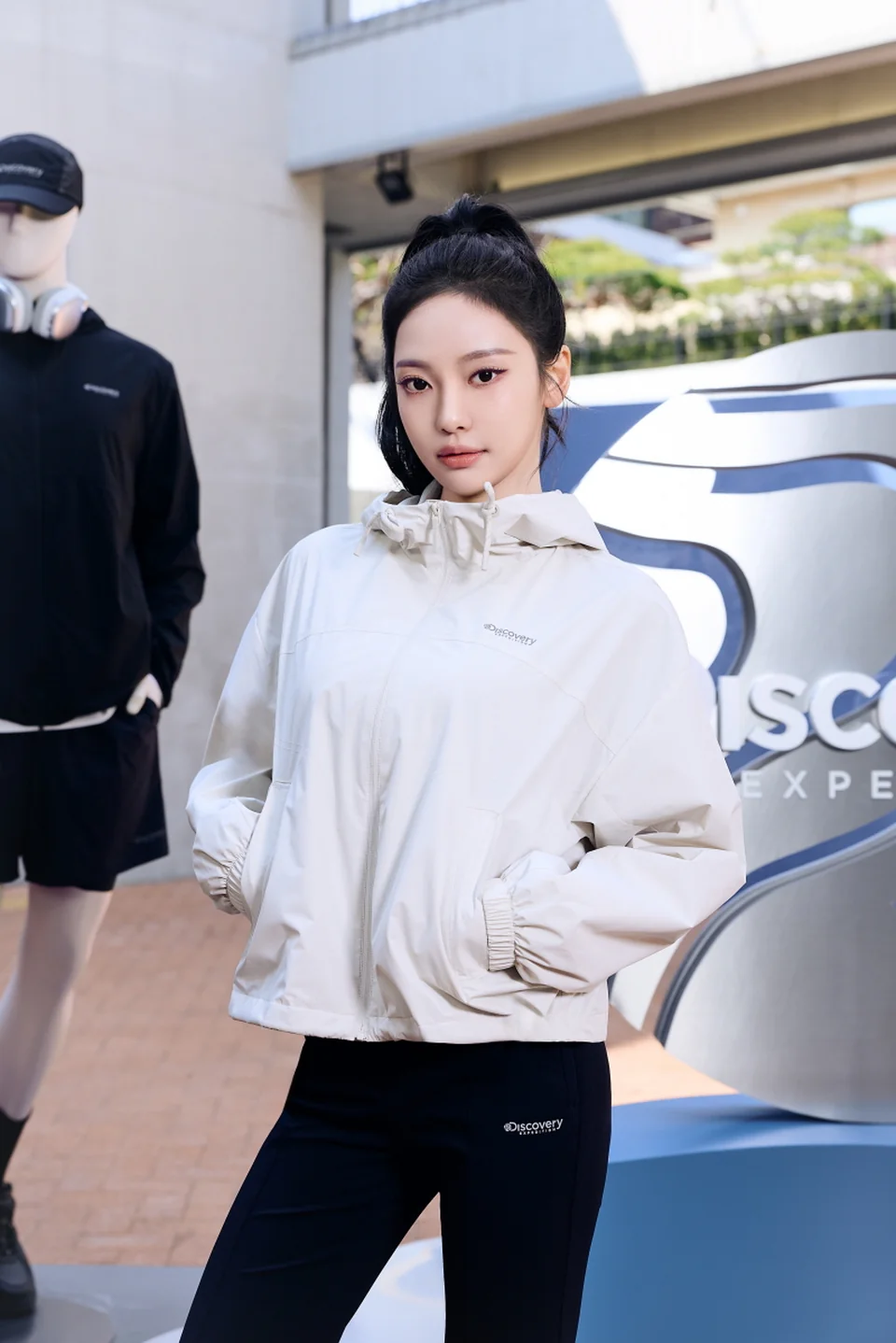 크롭 재킷에 블랙 부츠컷 팬츠를 매치한 에스파 닝닝/사진=디스커버리 익스페디션