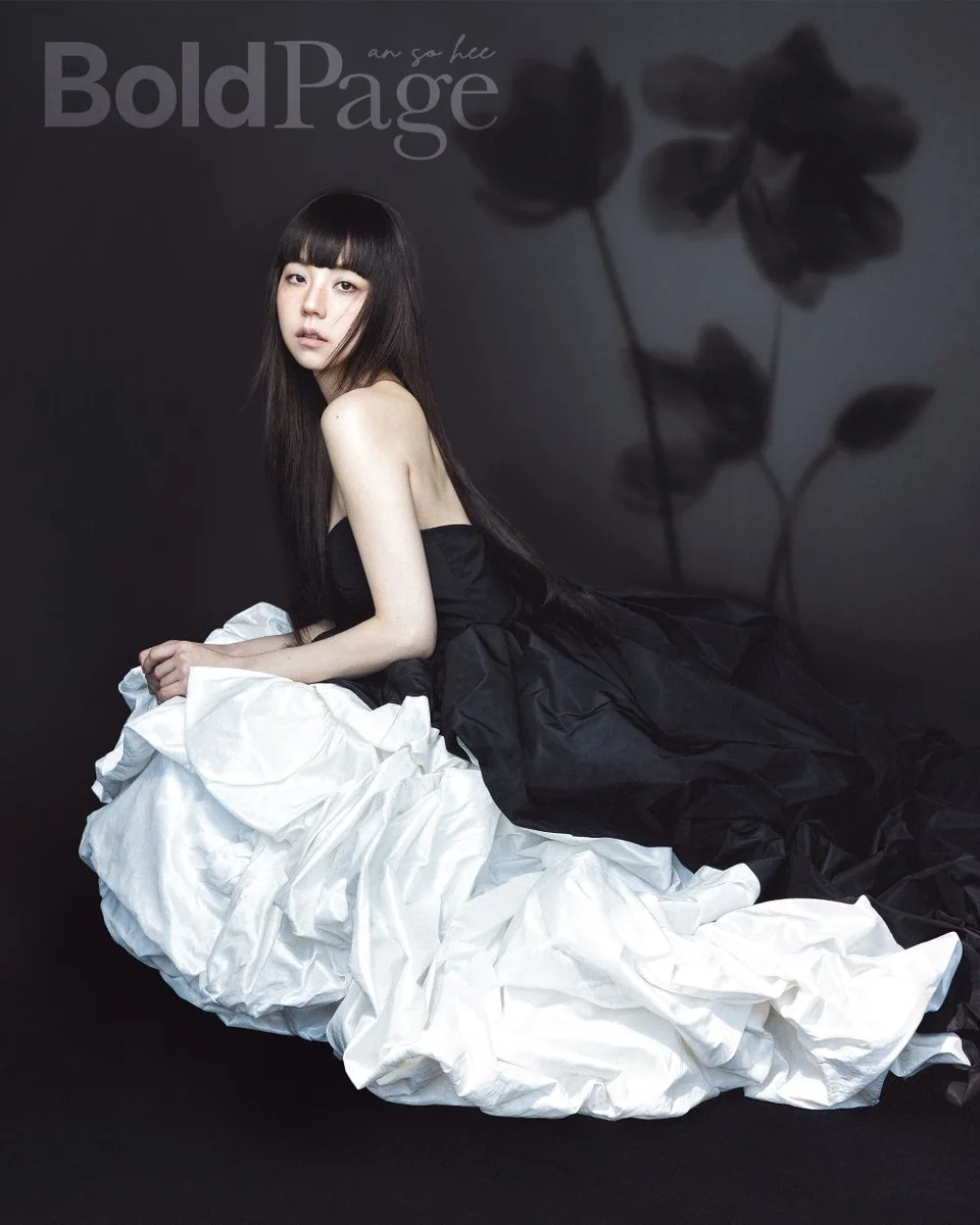 블랙 탑과 화이트 볼 스커트의 극적인 대비, 안소희 앤틱 블룸 화보
/사진=볼드페이지(BoldPage)