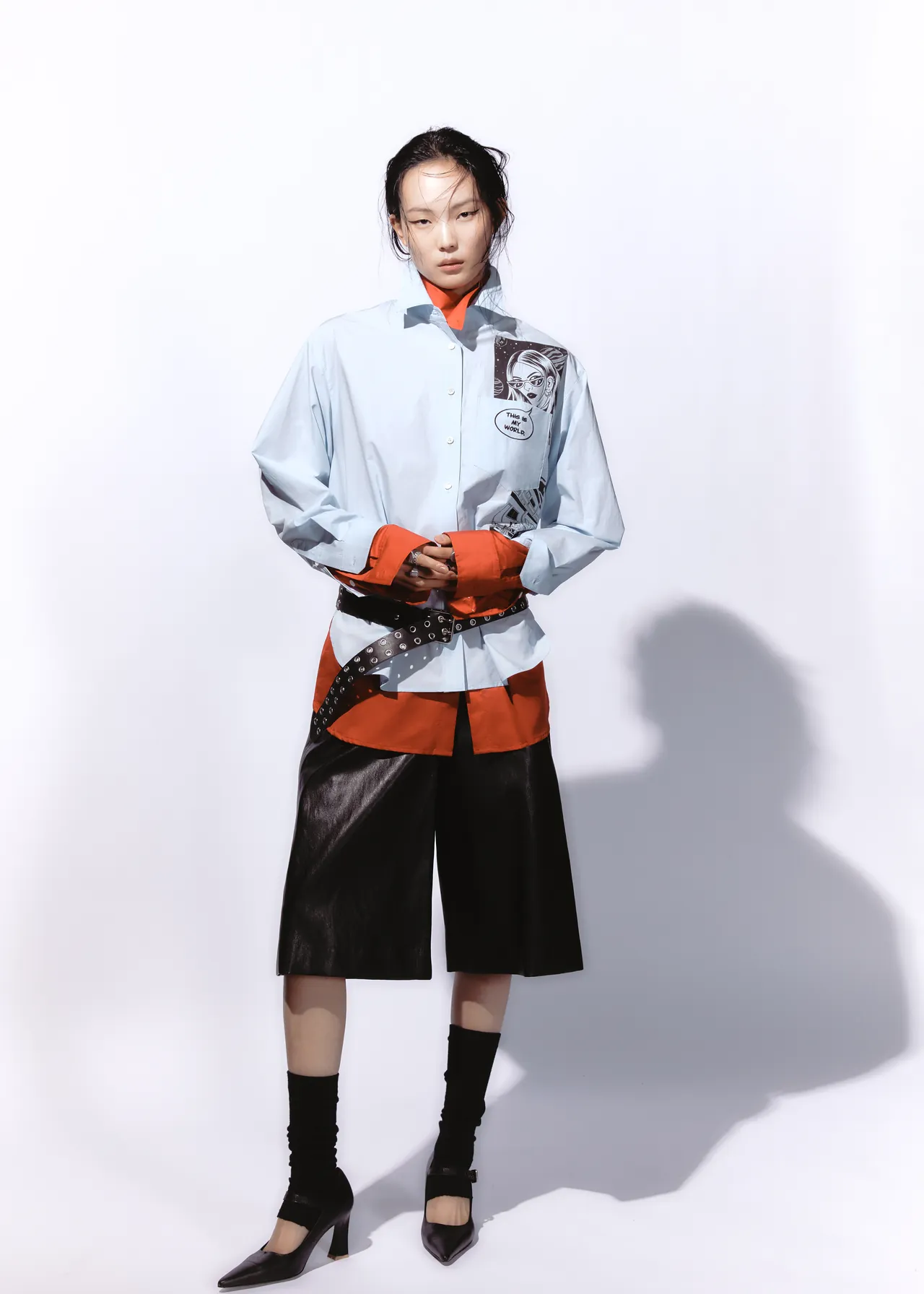 블루 그래픽 셔츠에 블랙 레더 퀼로트로 완성한 풀 룩
/사진=보브(Voice of Voices)
