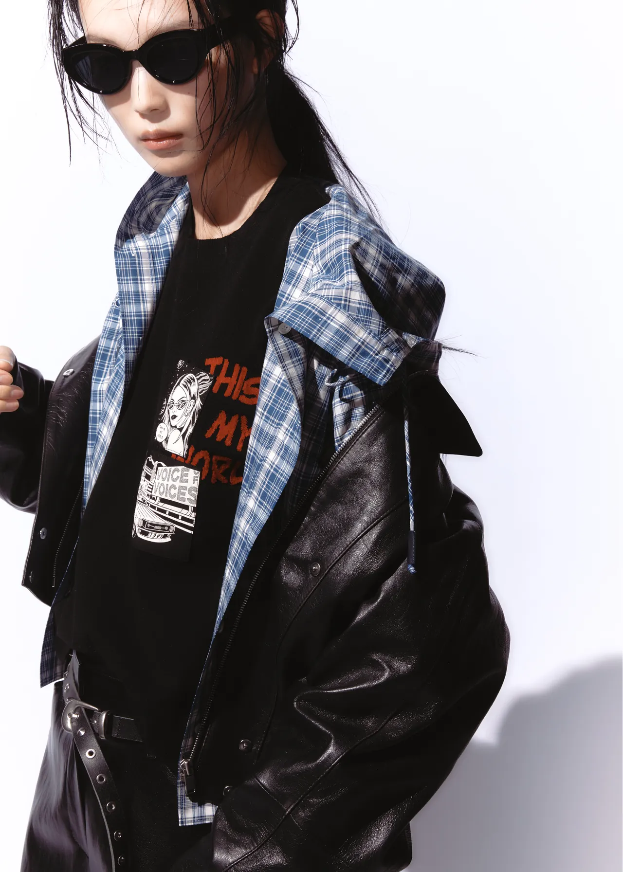 그래픽 티 + 체크 셔츠 + 레더 재킷, 세 겹 레이어링
/사진=보브(Voice of Voices)